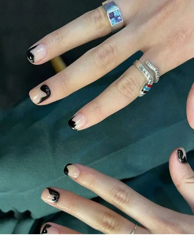 Ассиметричный черный маникюр на коротких ногтях от Оливии Родриго