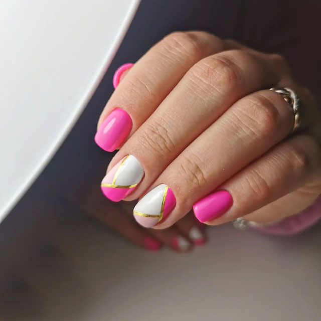 Бело-розовый яркий маникюр с золотыми линиями на коротких квадратных ногтях