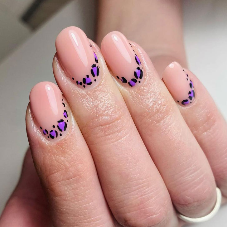 Фиолетовый леопардовый принт га бежевых натуральных ногтях