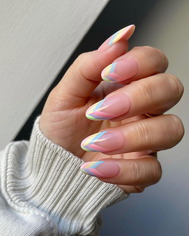 Разноцветный френч на длинных ухоженных ногтях