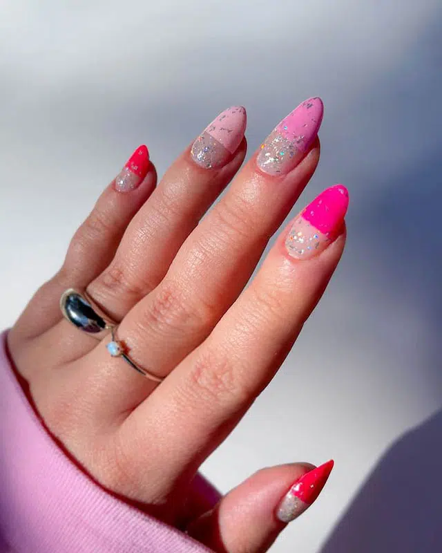 Розовый маникюр с блестками на миндальных ногтях