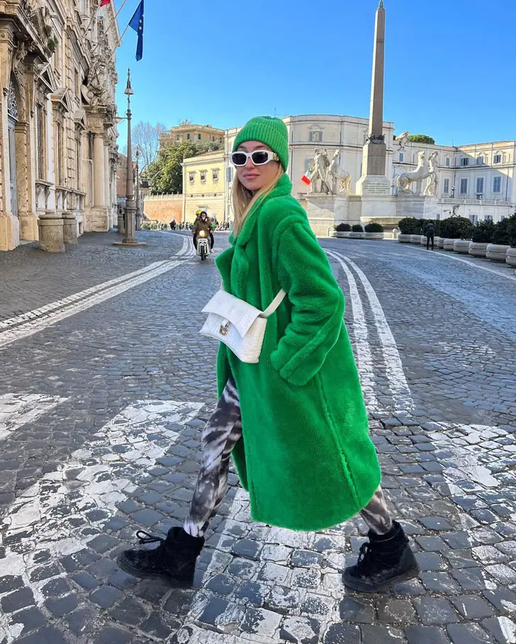 Соня Лайсон в зеленом плюшевом пальто и с белой модной сумочкой