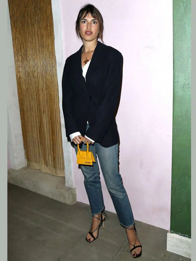 Жанна Дамас в укороченных джинсах, черном блейзере и с желтой мини сумочкой