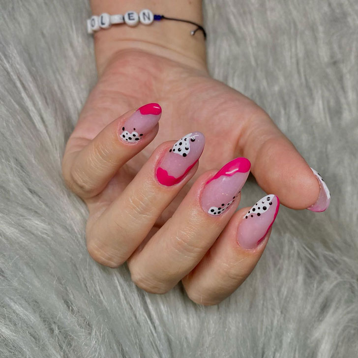 Абстрактный розовый маникюр с черными точками на длинных ногтях