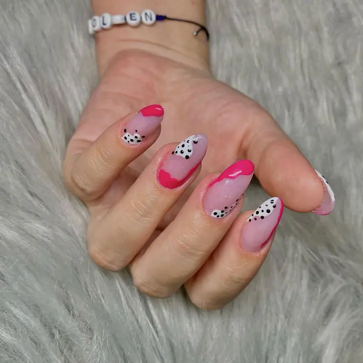 Абстрактный розовый маникюр с черными точками на длинных ногтях