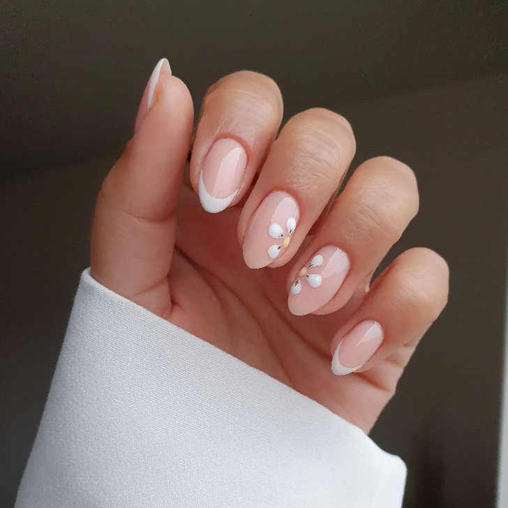 Белый френч с цветами на миндальных ногтях средней длины