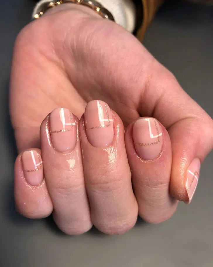 Бежевый маникюр с минималистичными линиями на ногтях средней длины