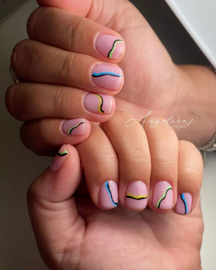 Бежевый маникюр с разноцветными линиями на коротких ногтях