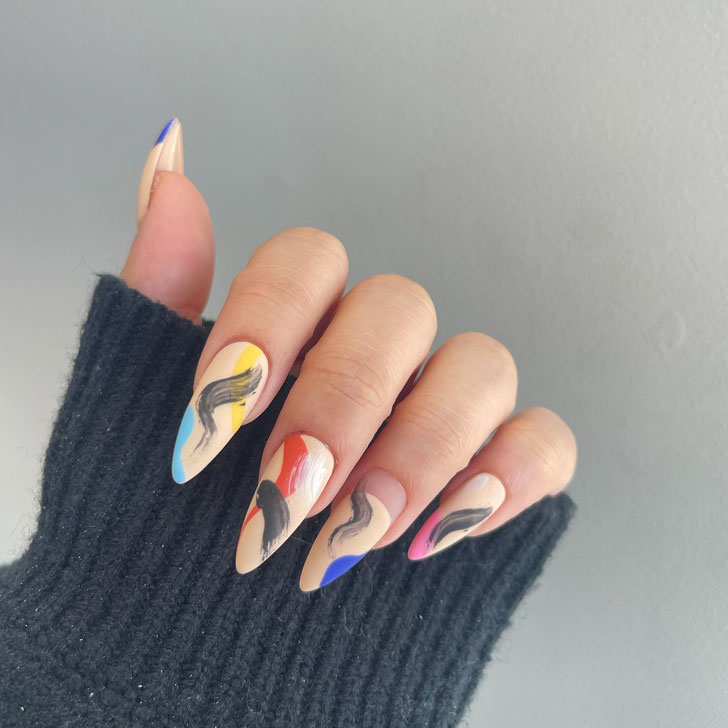 Бежевый маникюр с разноцветными штрихами на длинных острых ногтях