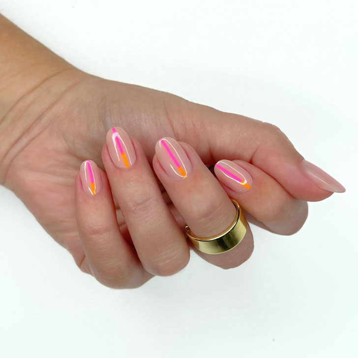 Бежевый маникюр с розовой полосой на коротких овальных ногтях