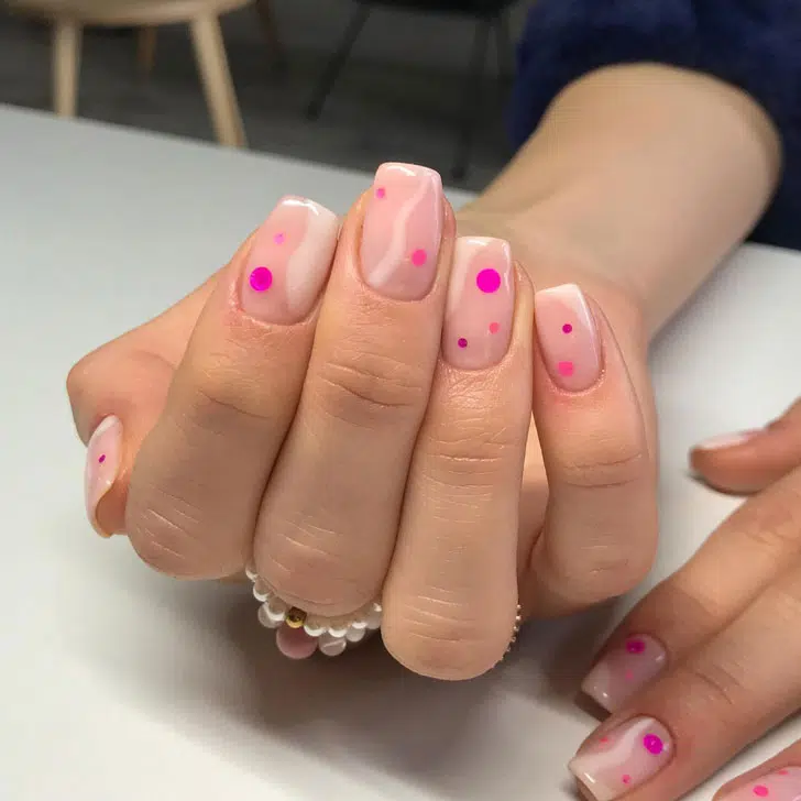 Бежевый маникюр с розовыми точками на квадратных ногтях средней длины
