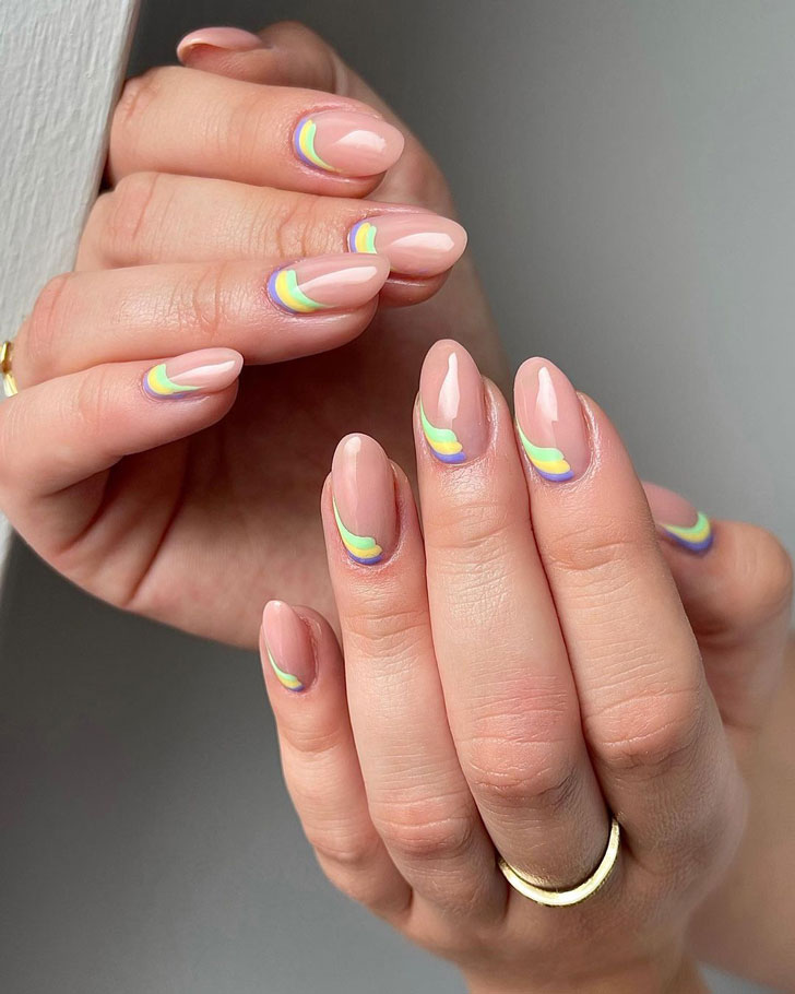 Бежевый натуральный маникюр с разноцветными линиями на ухоженных ногтях