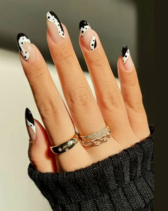 Черно-белый маникюр в горошек на длинных ухоженных ногтях