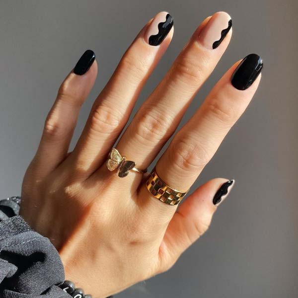 Черный маникюр с минималистичным принтом на овальных ногтях средней длины