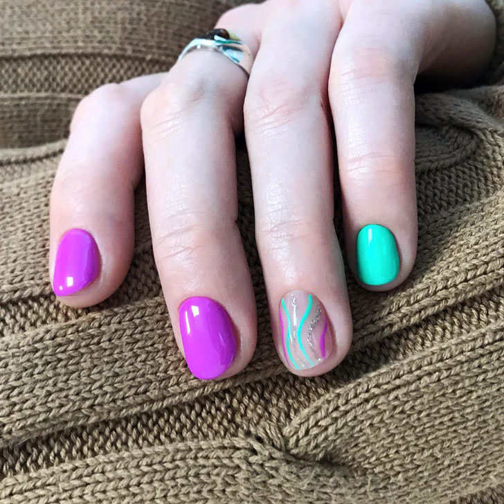 Фиолетовый маникюр с завитками на коротких натуральных ногтях