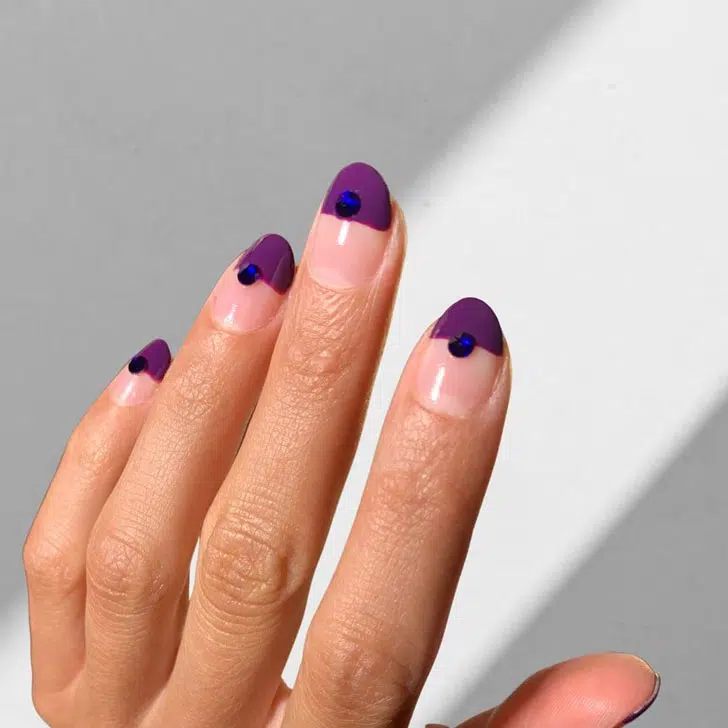 Фиолетовый маникюр со стразами на овальных ногтях