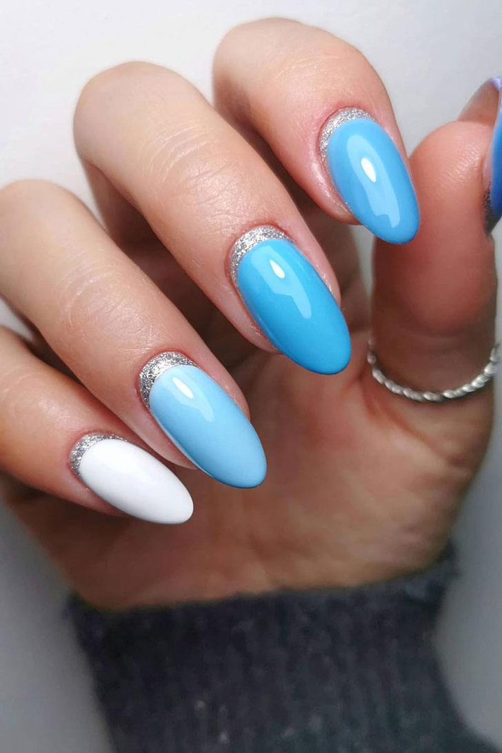 голубой маникюр с серебристыми манжетами на овальных ногтях средней длины
