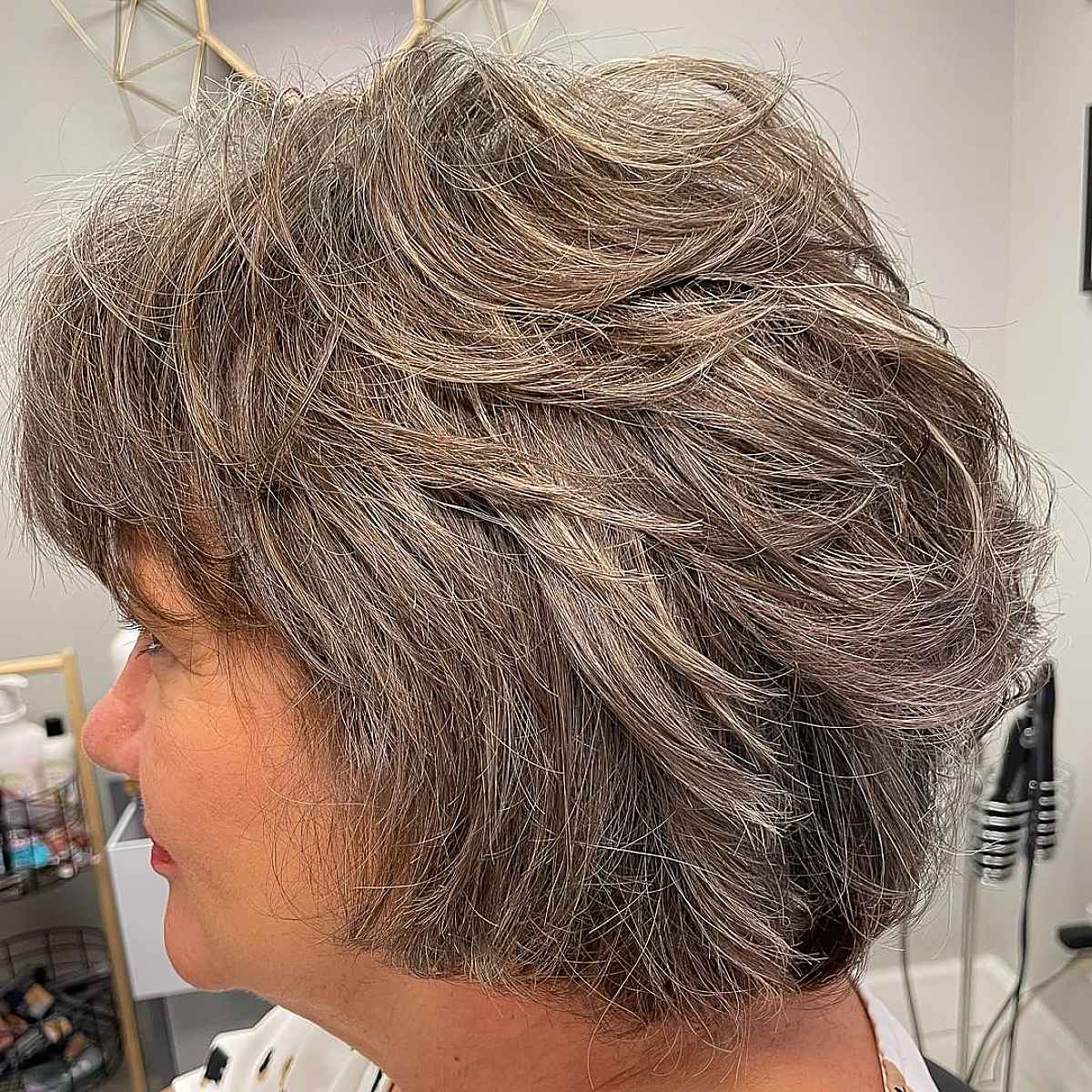 Объемная стрижка с тонкими волосами и перьями для женщин за 50