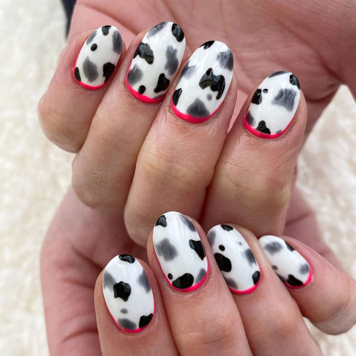 маникюр с коровьим принтом и розовой линией на овальных ногтях средней длины