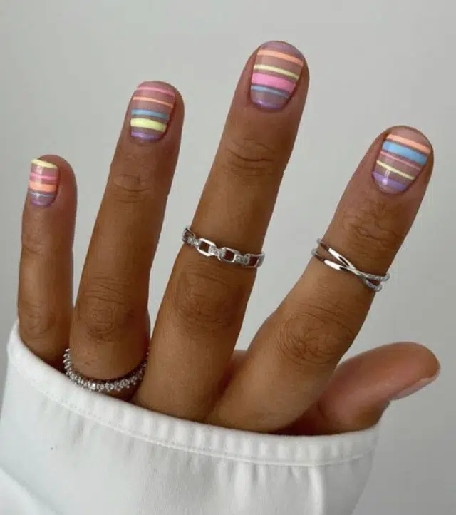 Маникюр с разноцветными линиями на коротких натуральных ногтях