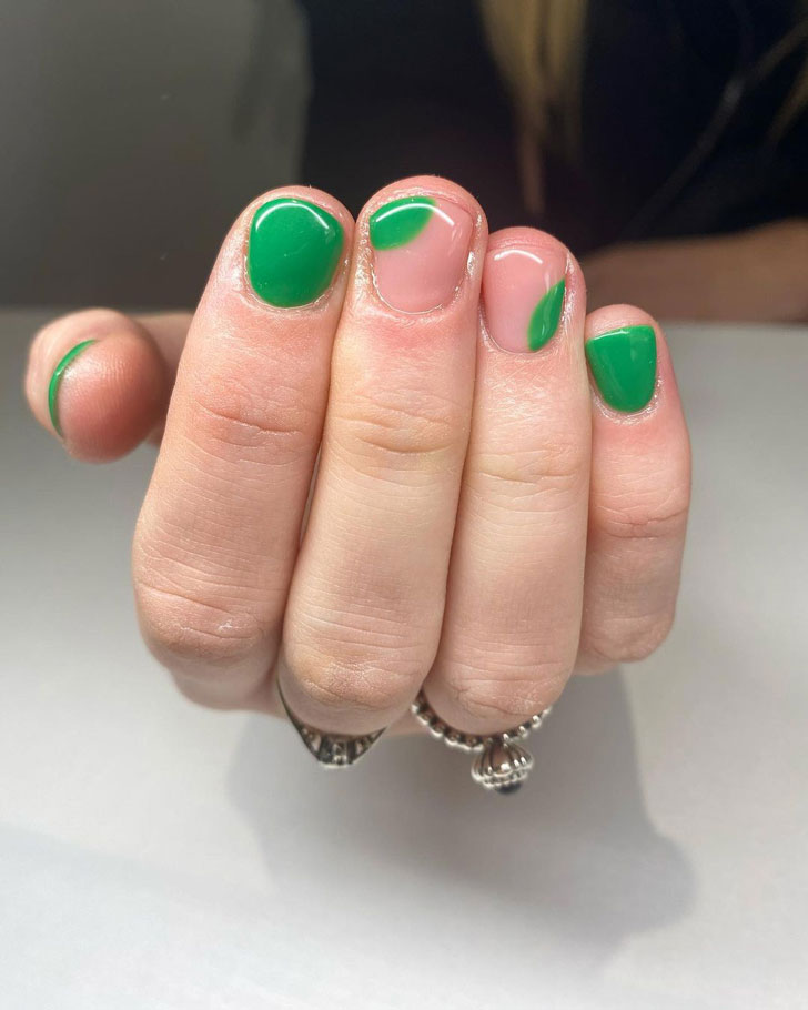 Минималистичный зеленый маникюр на коротких натуральных ногтях