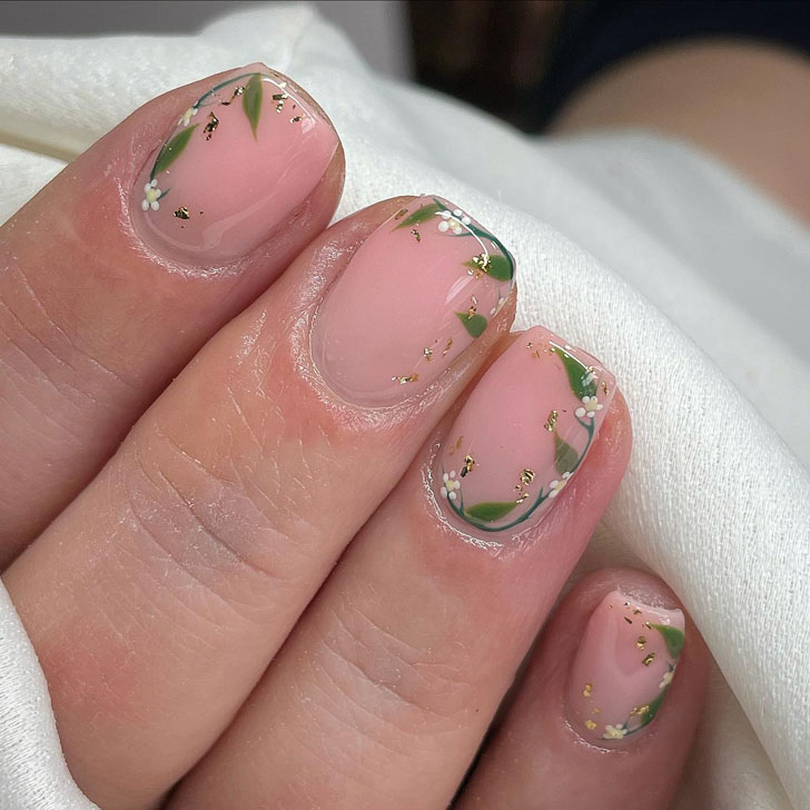 Натуральный маникюр с зелеными листочками на коротких ногтях