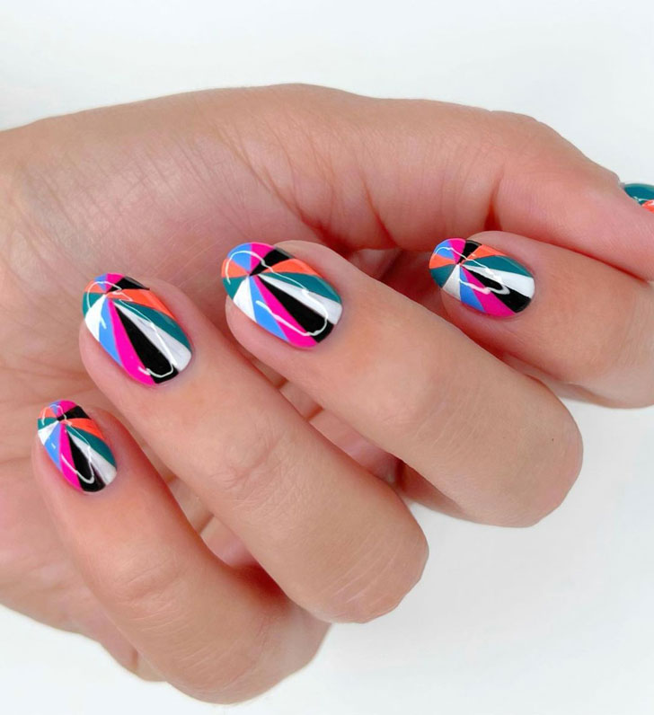 Необычный разноцветный дизайн на овальных ногтях