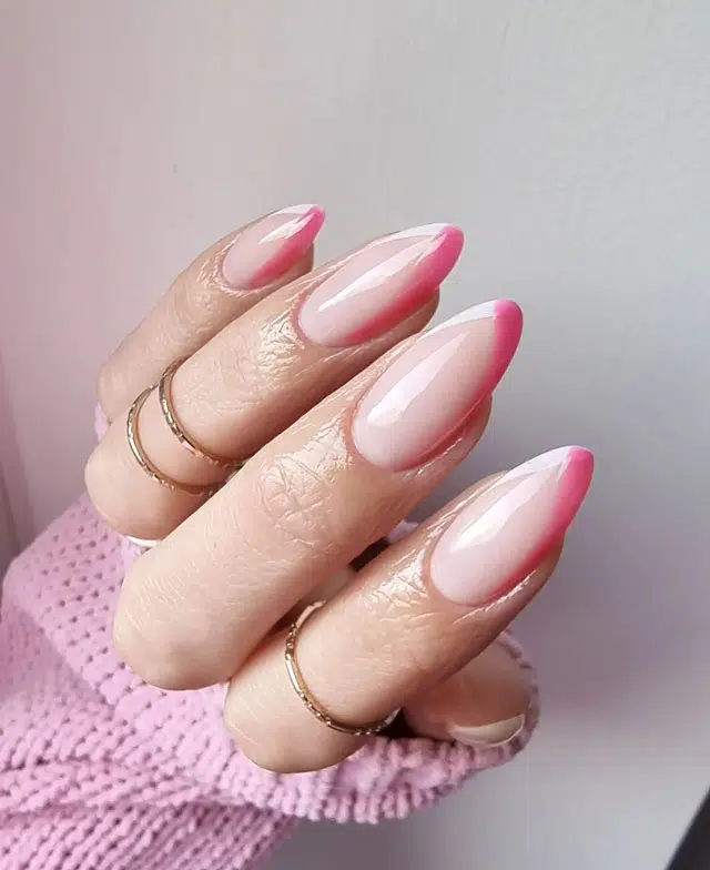 Нежный розовый френч на острых длинных ногтях