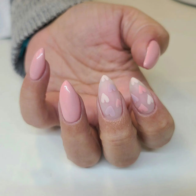 Нежный розовый маникюр с сердечками на острых ногтях
