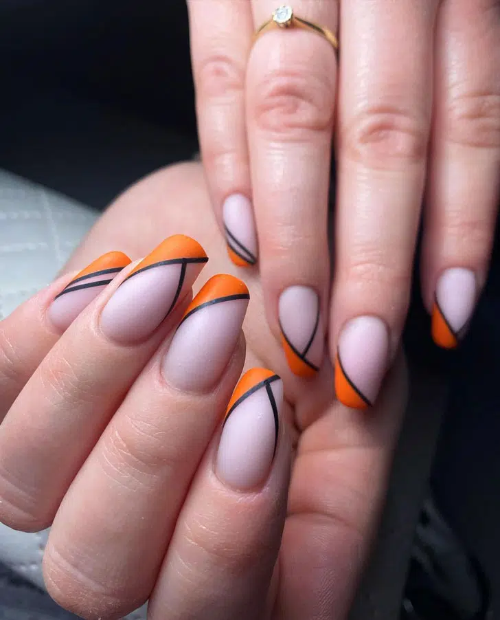 Оранжевый френч с черными линиями на длинных ногтях