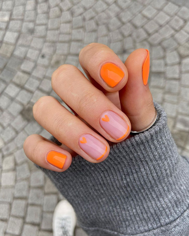 Оранжевый френч с сердечками на коротких натуральных ногтях