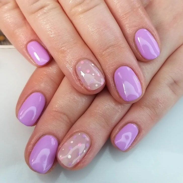 Пастельный фиолетовый маникюр в горошек на овальных ногтях