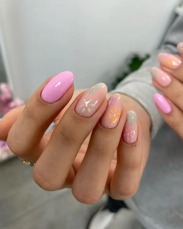 Пастельный маникюр с цветами на овальных ногтях средней длины