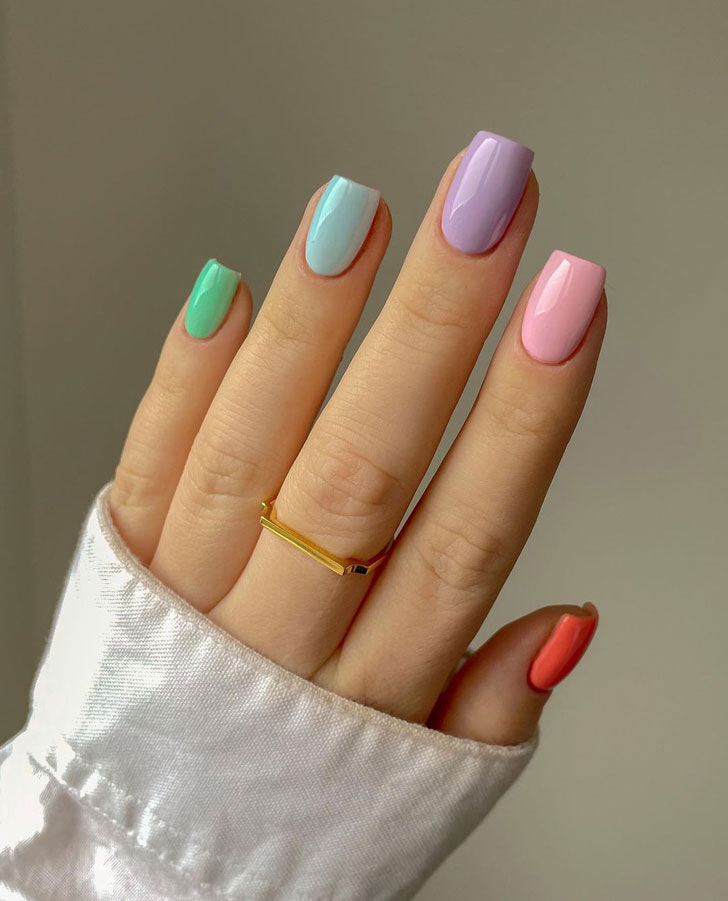 Пастельный разноцветный маникюр на квадратных ногтях