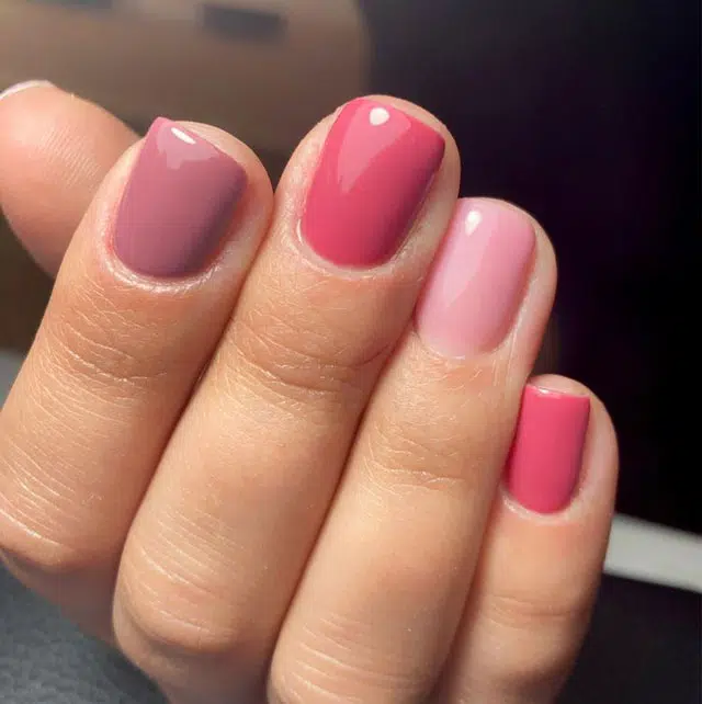 Пыльный розовый маникюр на коротких квадратных ногтях