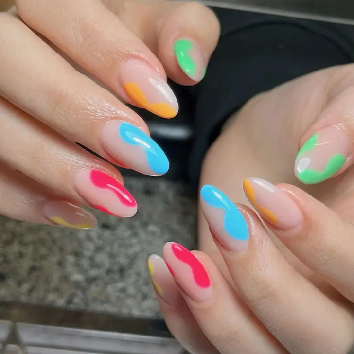 Разноцветный абстрактный маникюр на миндальных ногтях