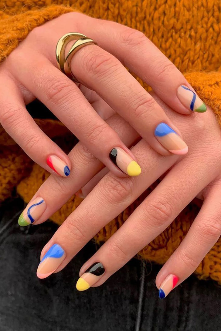 разноцветный абстрактный маникюр на овальных ногтях средней длины