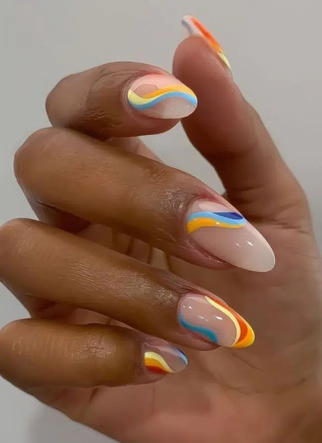 Разноцветный маникюр с линиями на миндальных ногтях средней длины
