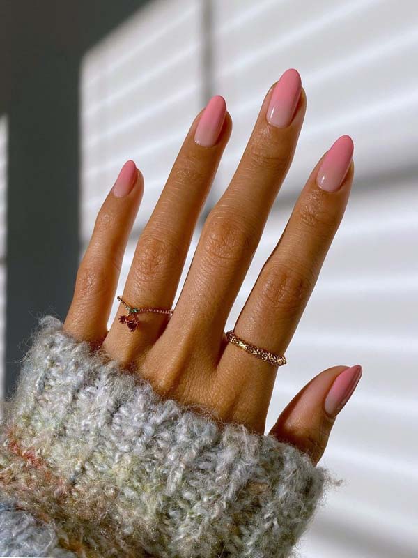 Розовое омбре на овальных ногтях средней длины