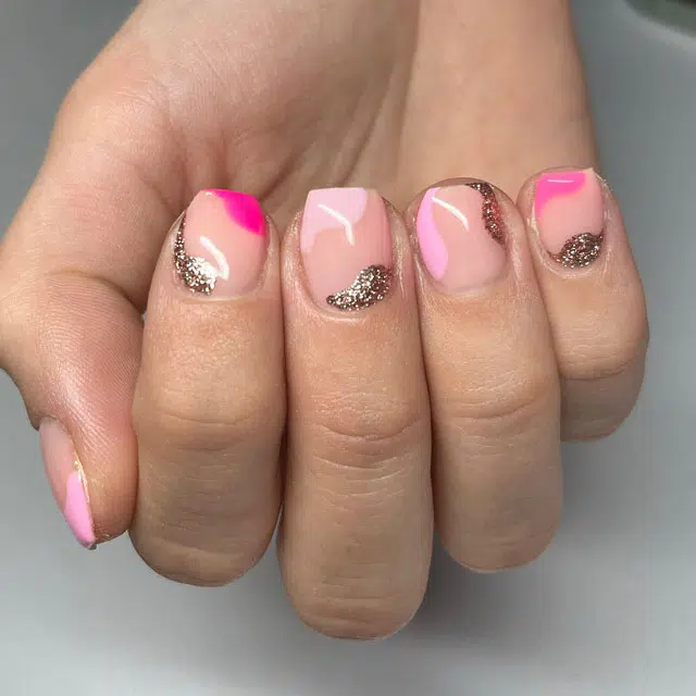Розовый акцентный маникюр с блестками на коротких квадратных ногтях