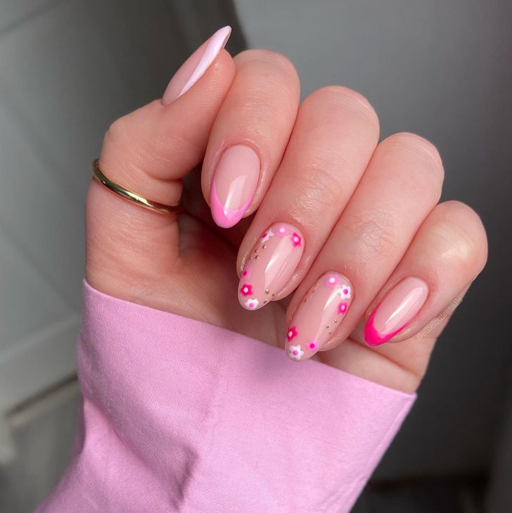 Розовый френч с цветами на овальных ногтях средней длины