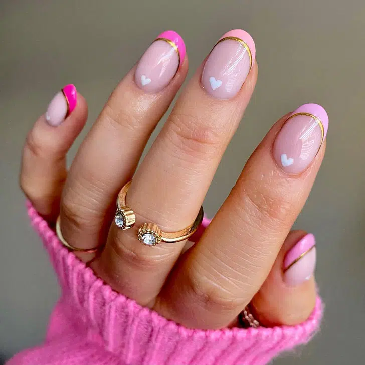 Розовый френч с золотом на овальных ногтях средней длины
