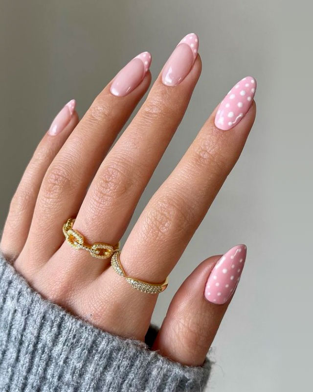 Розовый френч в горошек на овальных ногтях средней длины
