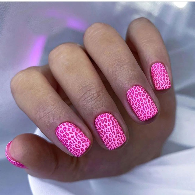 Розовый леопардовый маникюр на коротких натуральных ногтях