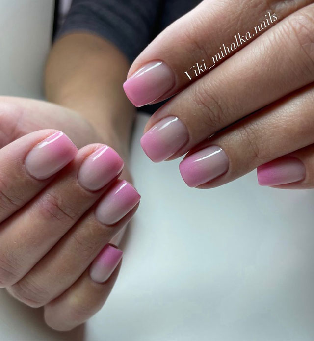 Розовый маникюр омбре на коротких квадратных ногтях