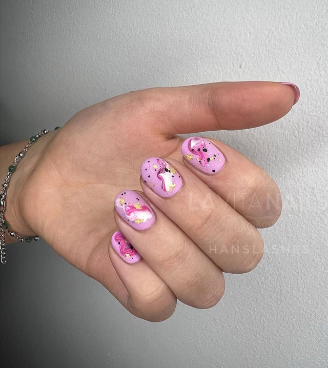 Розовый матовый маникюр с золотой фольгой на коротких овальных ногтях