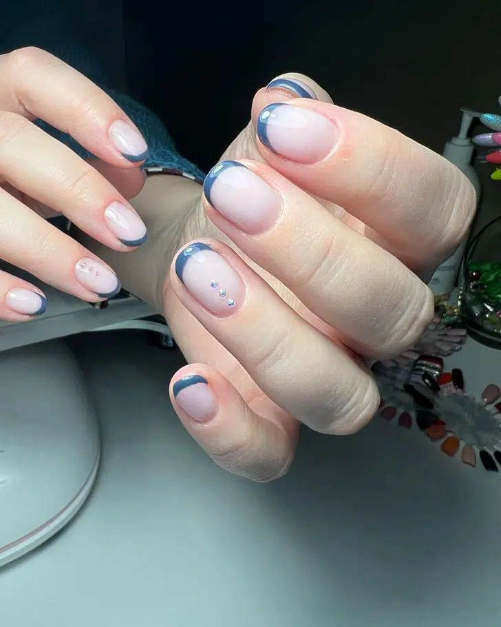 Серо-голубой френч со стразами на натуральных коротких ногтях