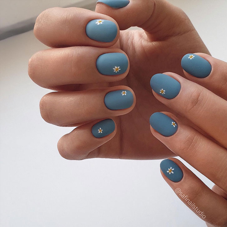 Синий матовый маникюр с ромашками на коротких натуральных ногтях