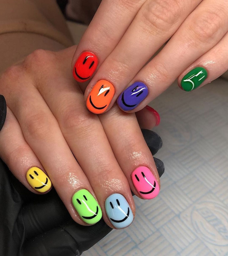 Веселый разноцветный маникюр со смайлами на коротких ногтях