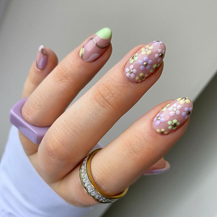 Весенний маникюр с пастельными цветами на овальных ногтях средней длины